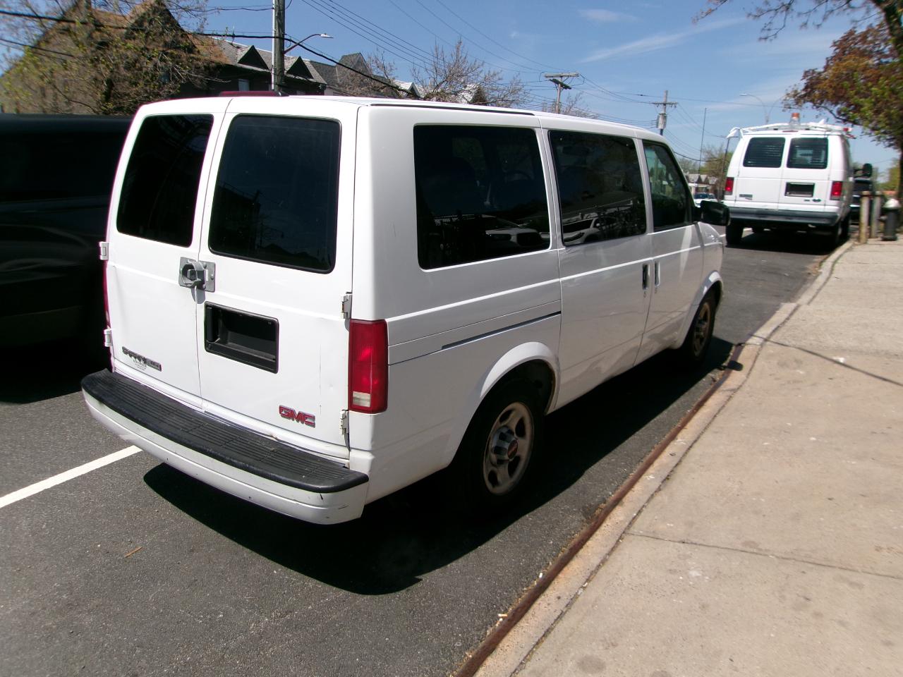 GMC Safari Passenger Van AWD 2005