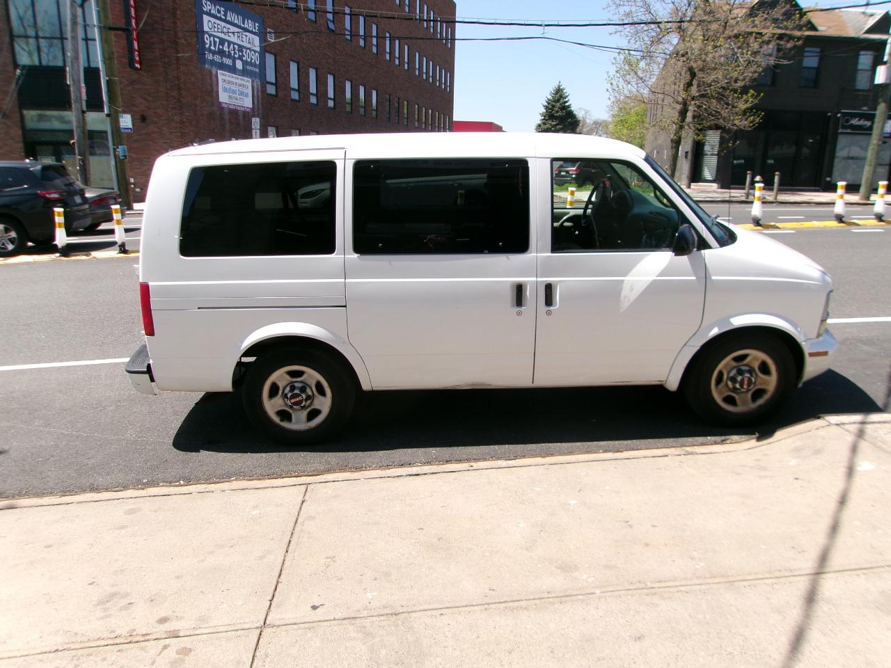 GMC Safari Passenger Van AWD 2005