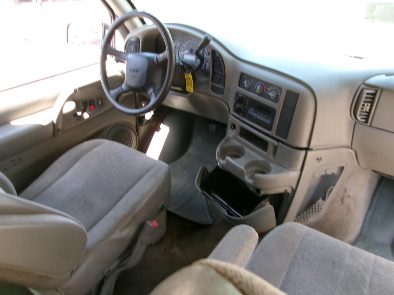 GMC Safari Passenger Van AWD 2005