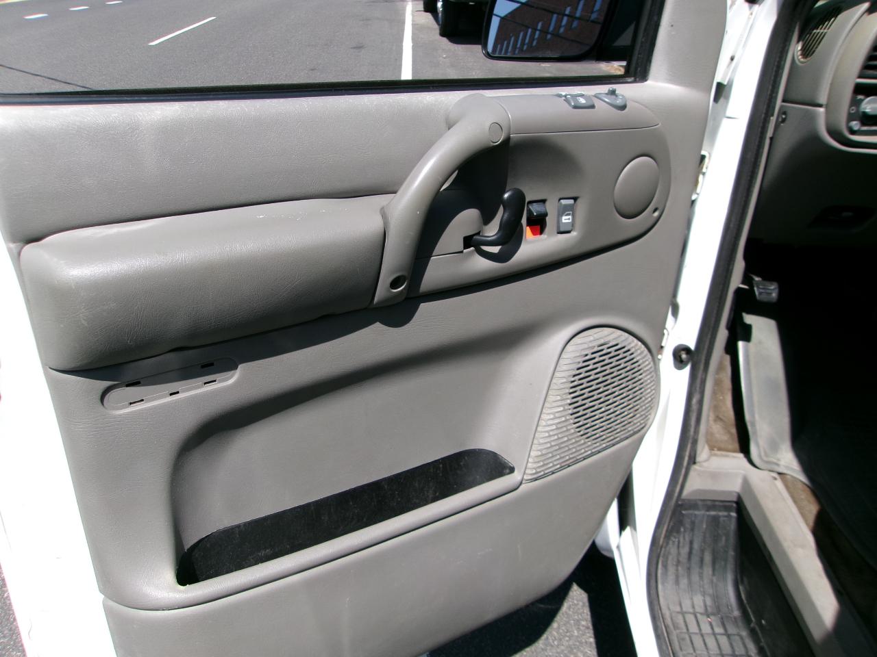 GMC Safari Passenger Van AWD 2005