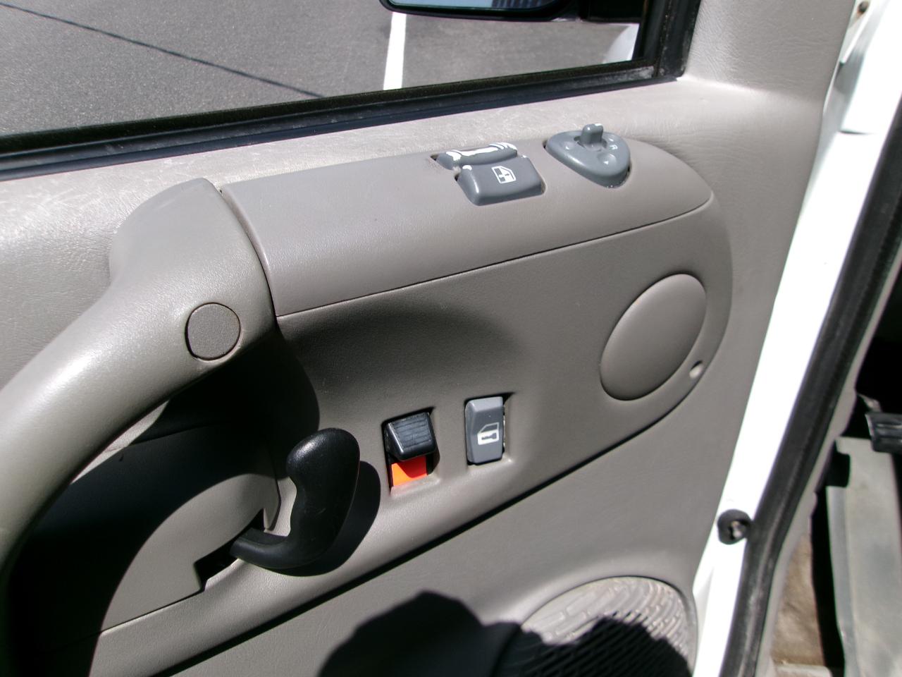 GMC Safari Passenger Van AWD 2005