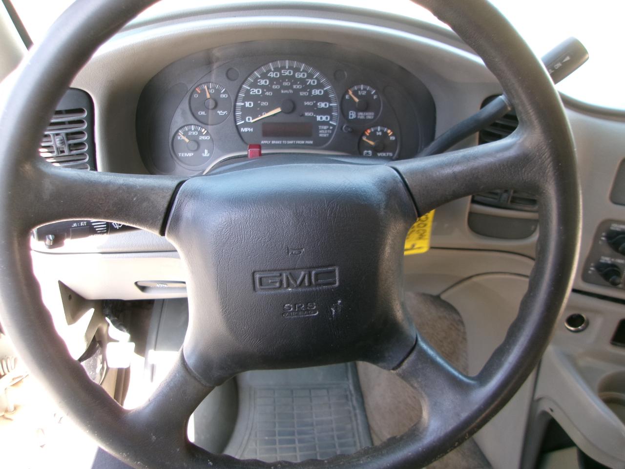 GMC Safari Passenger Van AWD 2005