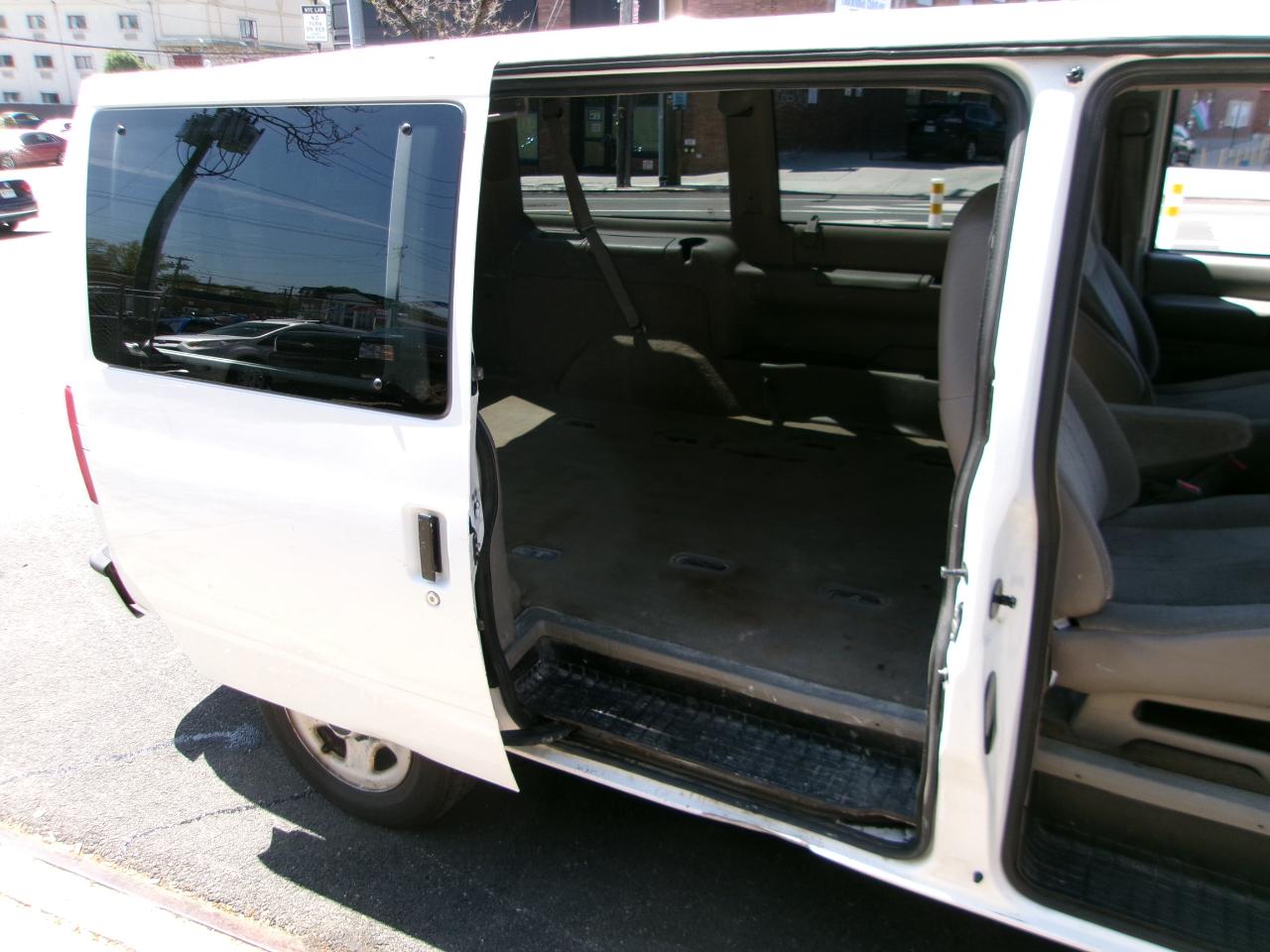 GMC Safari Passenger Van AWD 2005