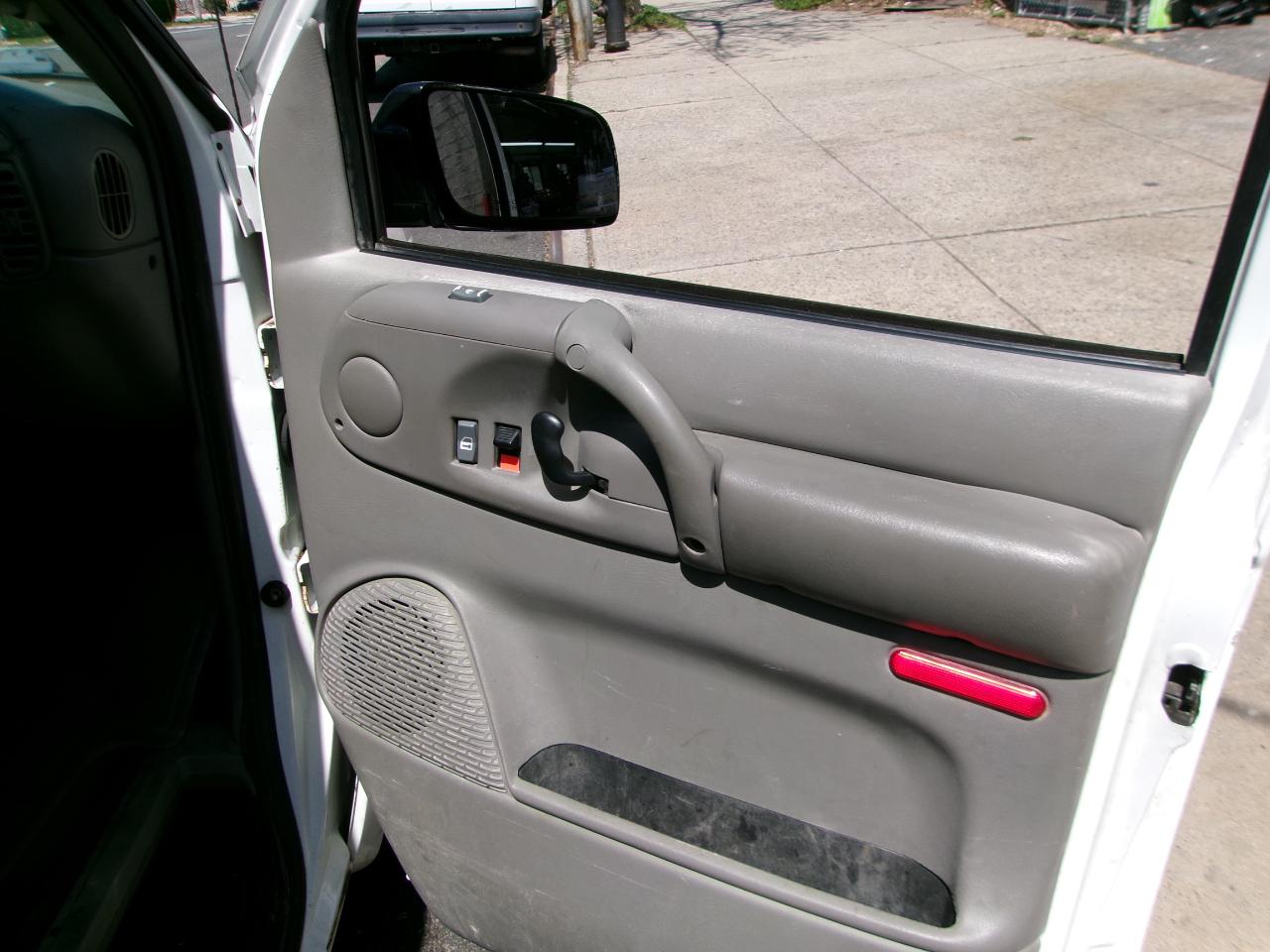 GMC Safari Passenger Van AWD 2005