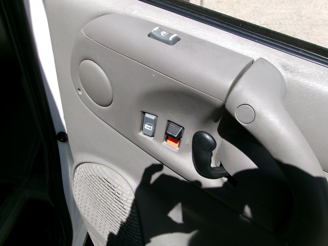 GMC Safari Passenger Van AWD 2005