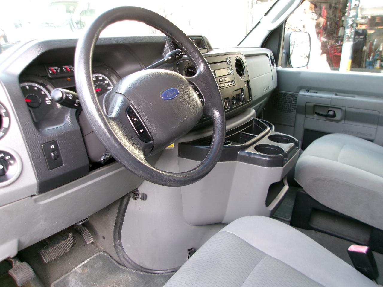 Ford Econoline E-350 XL Super Duty 2014