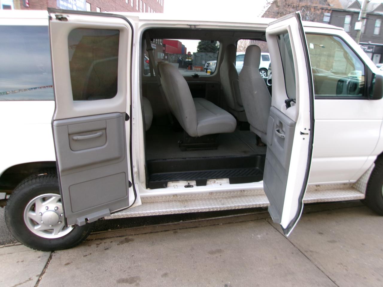 Ford Econoline E-350 XL Super Duty 2014