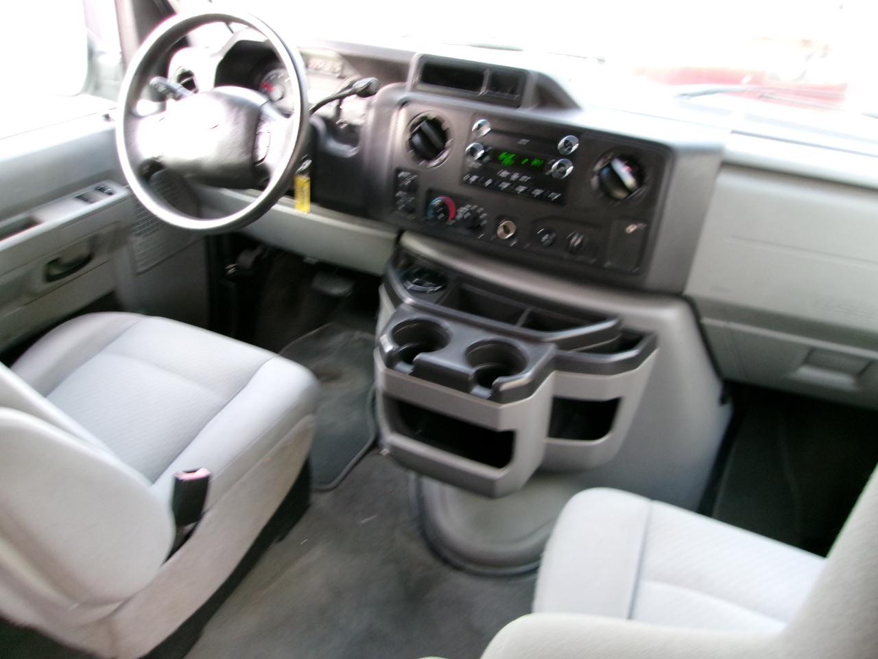 Ford Econoline E-350 XLT Super Duty 2013