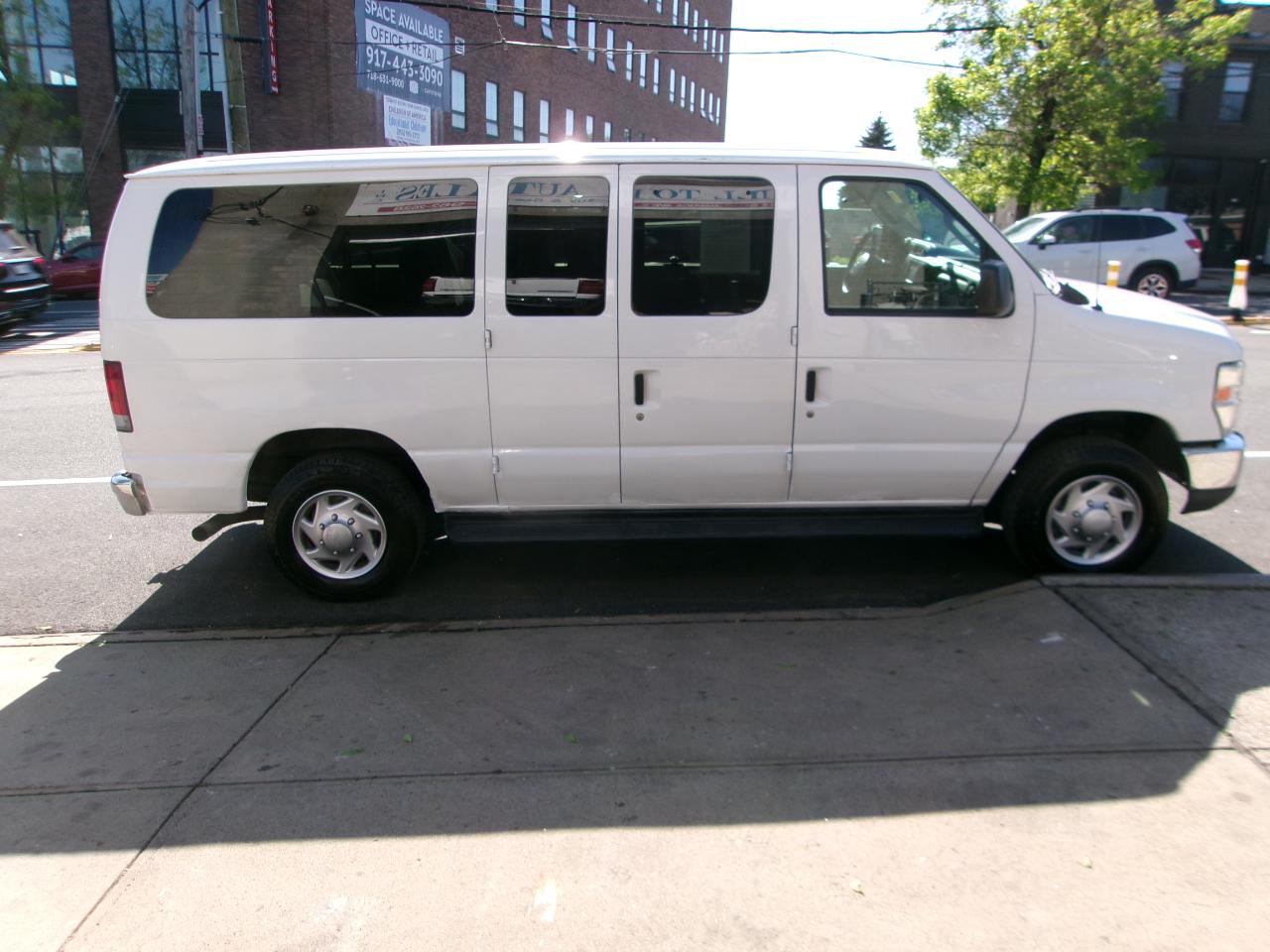 Ford Econoline E-350 XLT Super Duty 2013