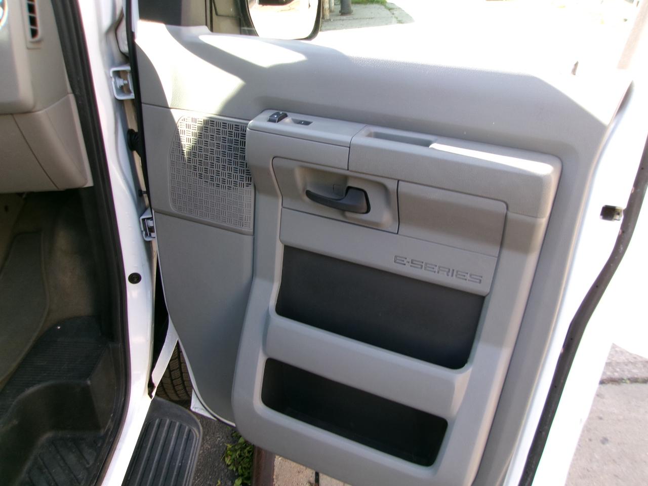 Ford Econoline E-350 XLT Super Duty 2013
