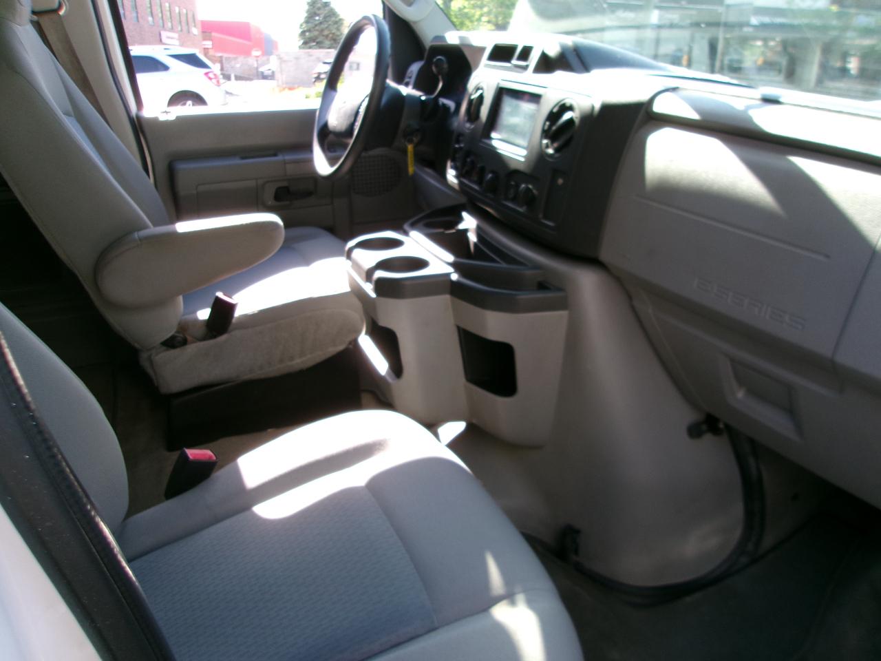 Ford Econoline E-350 XLT Super Duty 2013