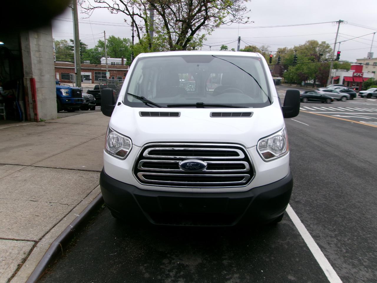 Ford Transit 250 Van Low Roof w/Sliding Pass. 130-in. WB 2019