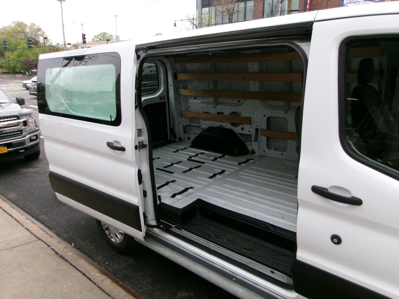 Ford Transit 250 Van Low Roof w/Sliding Pass. 130-in. WB 2019