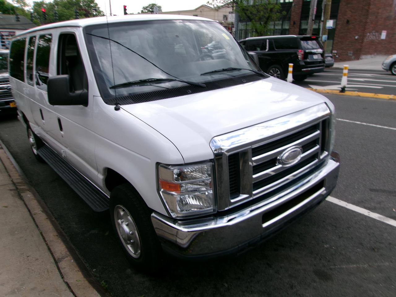 Ford Econoline E-350 XLT Super Duty 2014