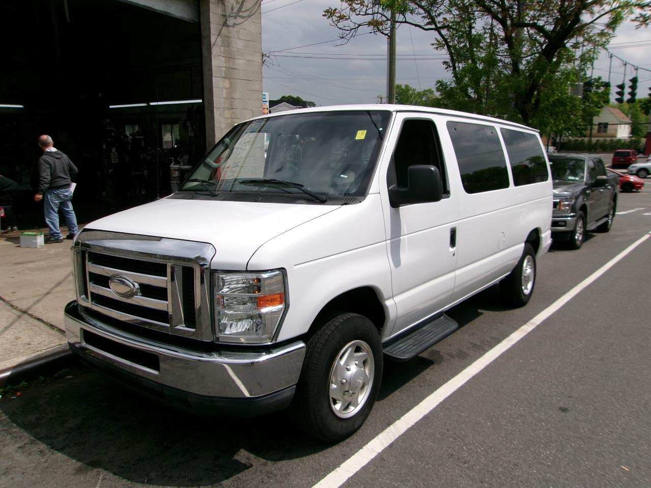 Ford Econoline E-350 XLT Super Duty 2014