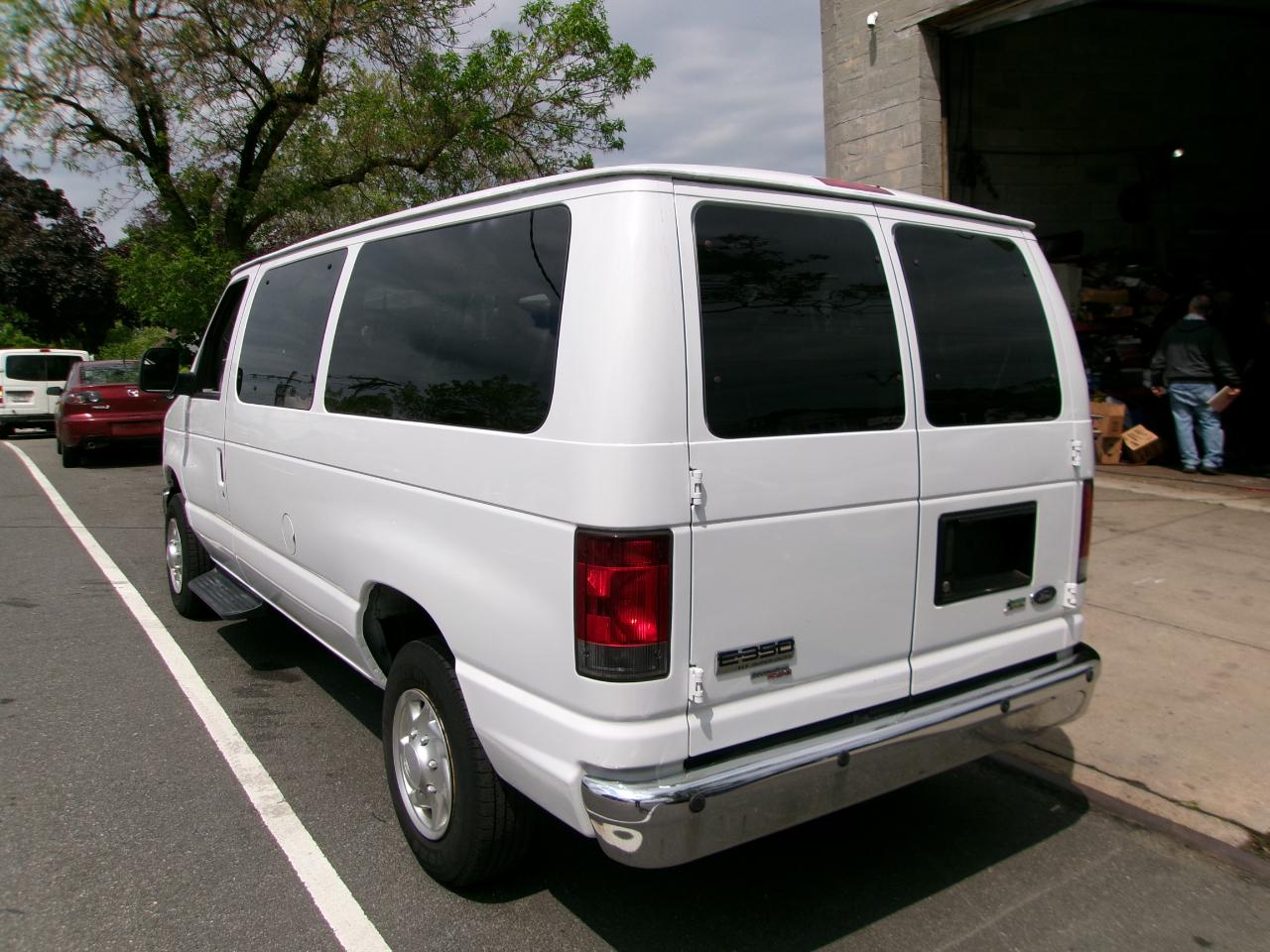 Ford Econoline E-350 XLT Super Duty 2014