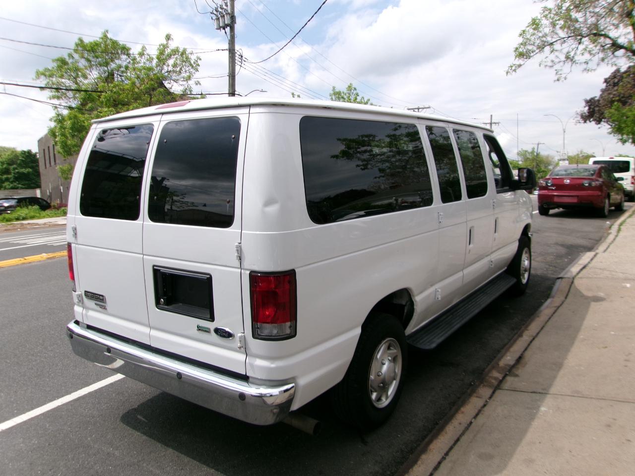 Ford Econoline E-350 XLT Super Duty 2014