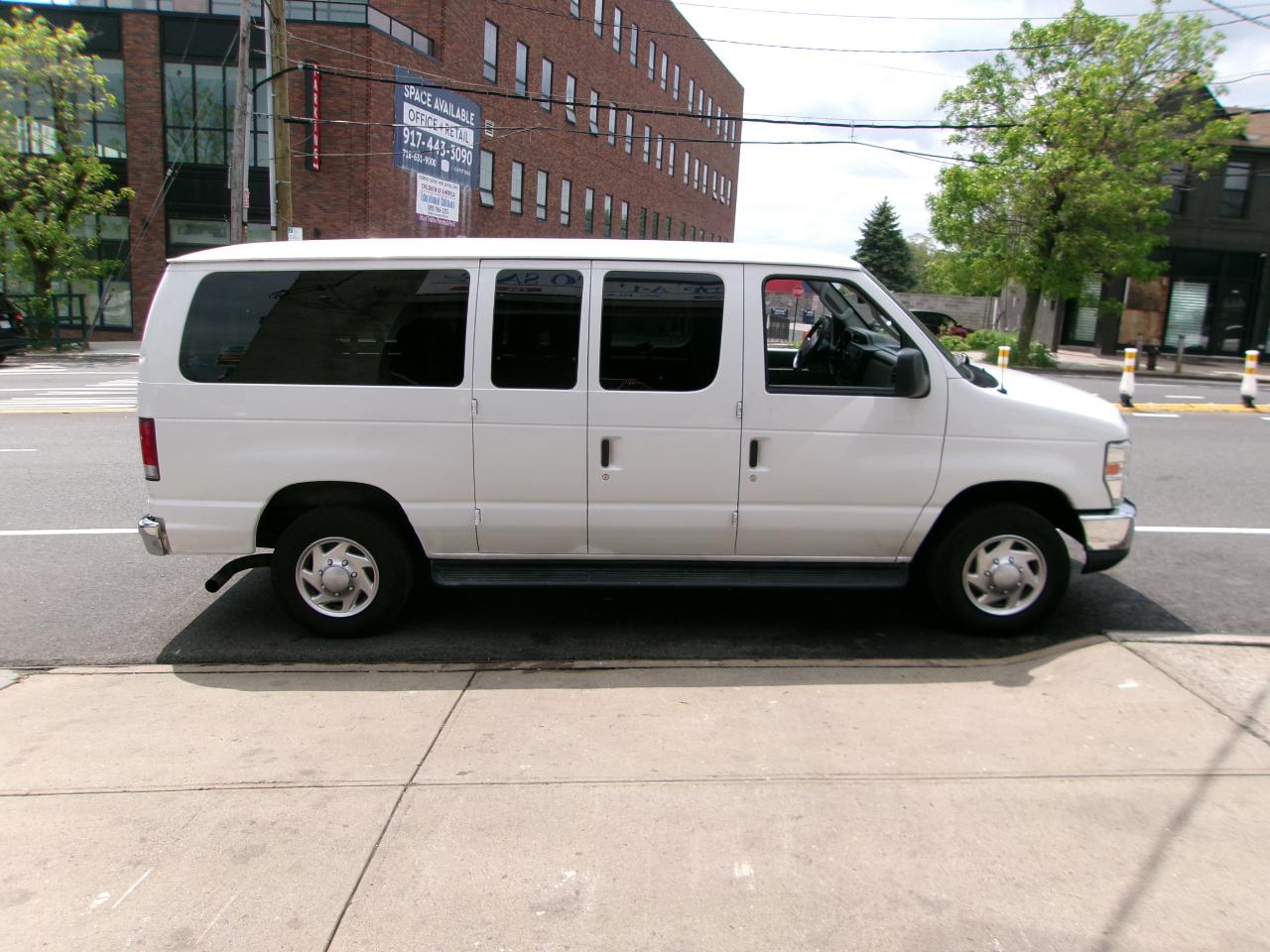 Ford Econoline E-350 XLT Super Duty 2014
