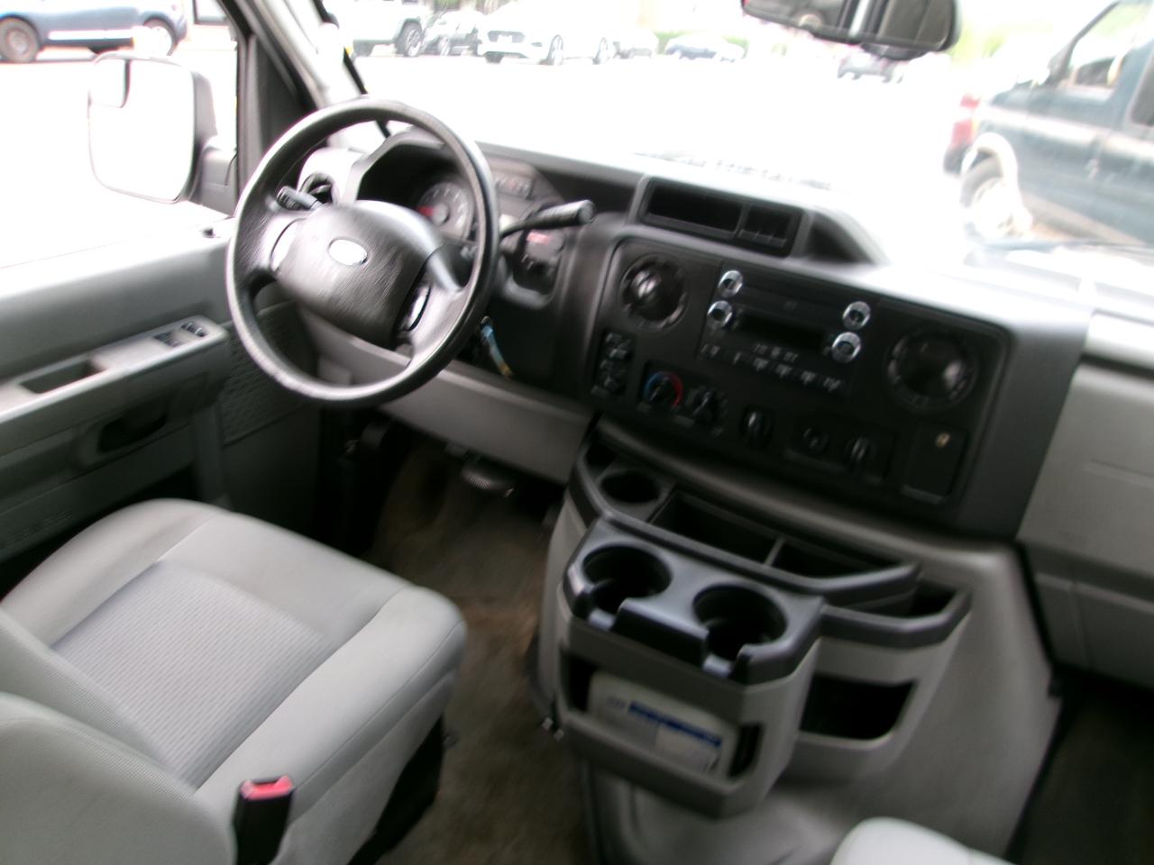 Ford Econoline E-350 XLT Super Duty 2014