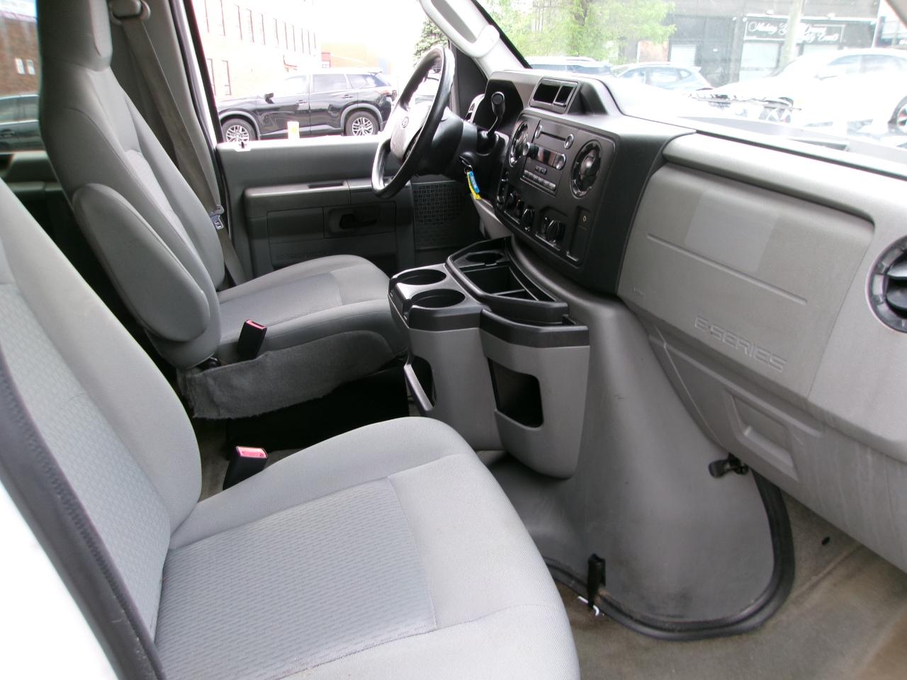 Ford Econoline E-350 XLT Super Duty 2014