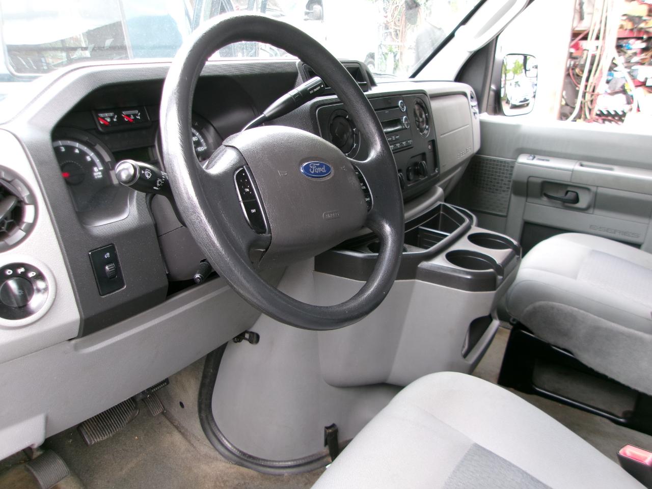 Ford Econoline E-350 XLT Super Duty 2014