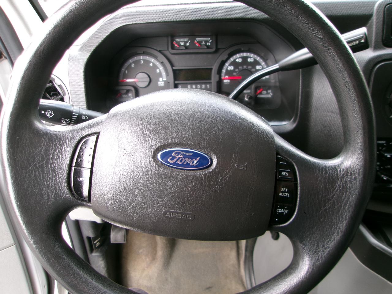 Ford Econoline E-350 XLT Super Duty 2014