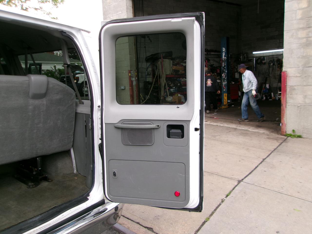 Ford Econoline E-350 XLT Super Duty 2014