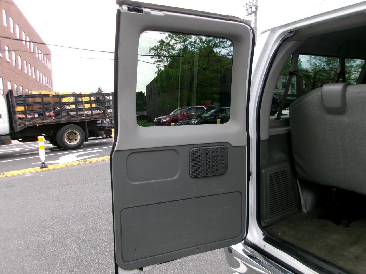 Ford Econoline E-350 XLT Super Duty 2014