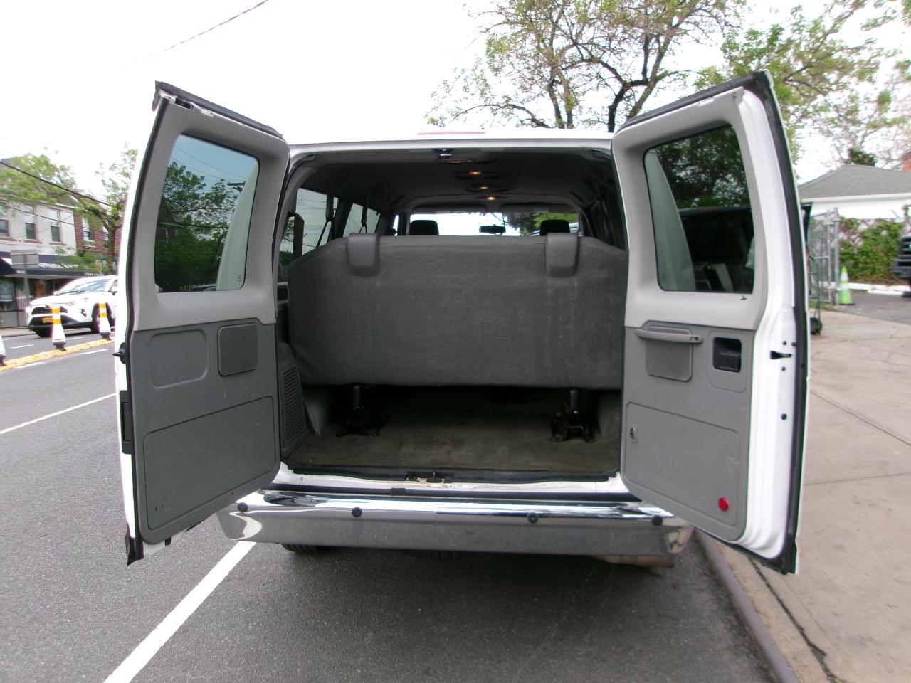 Ford Econoline E-350 XLT Super Duty 2014