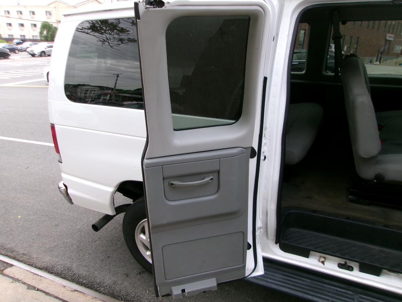 Ford Econoline E-350 XLT Super Duty 2014