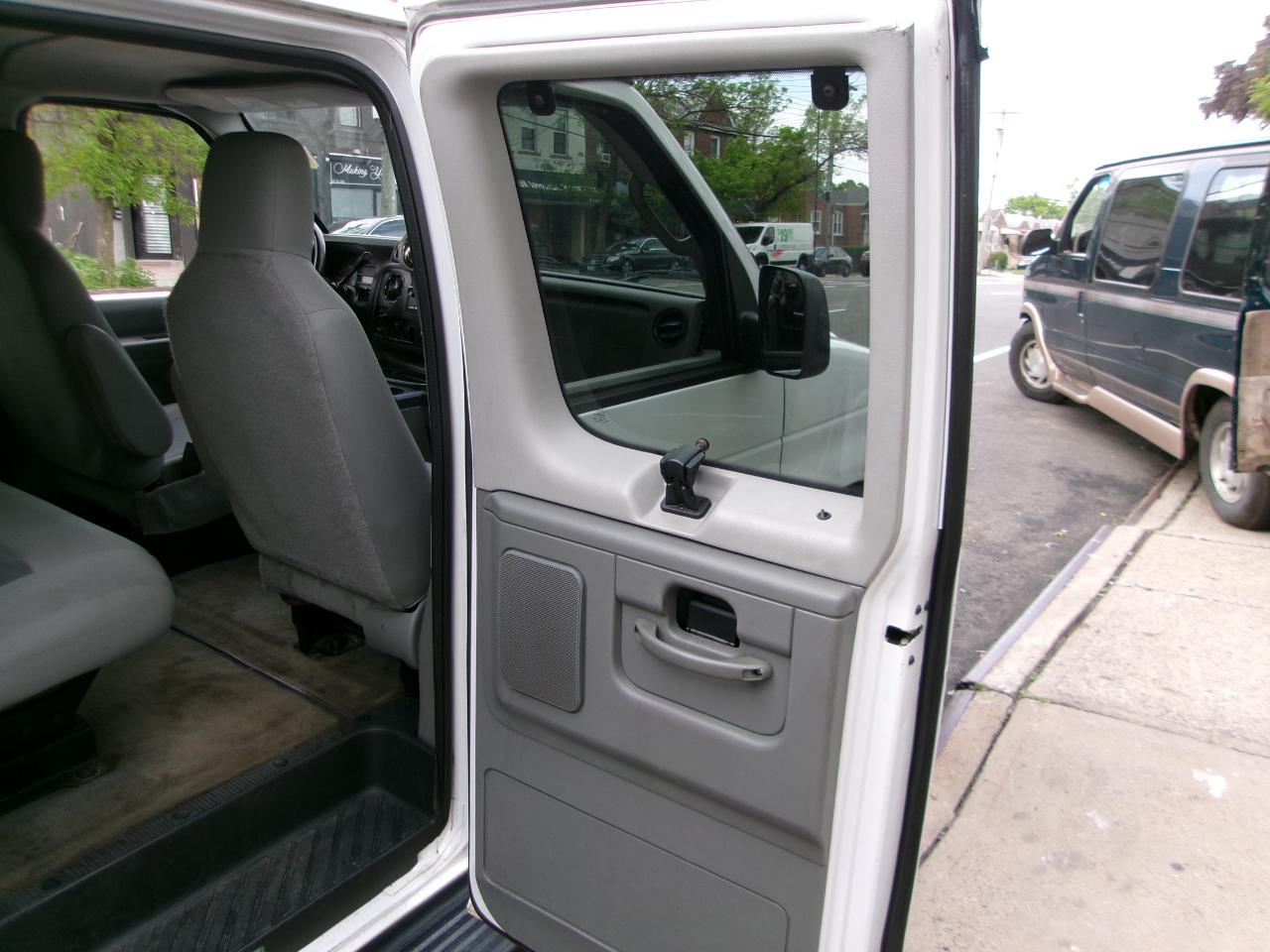 Ford Econoline E-350 XLT Super Duty 2014
