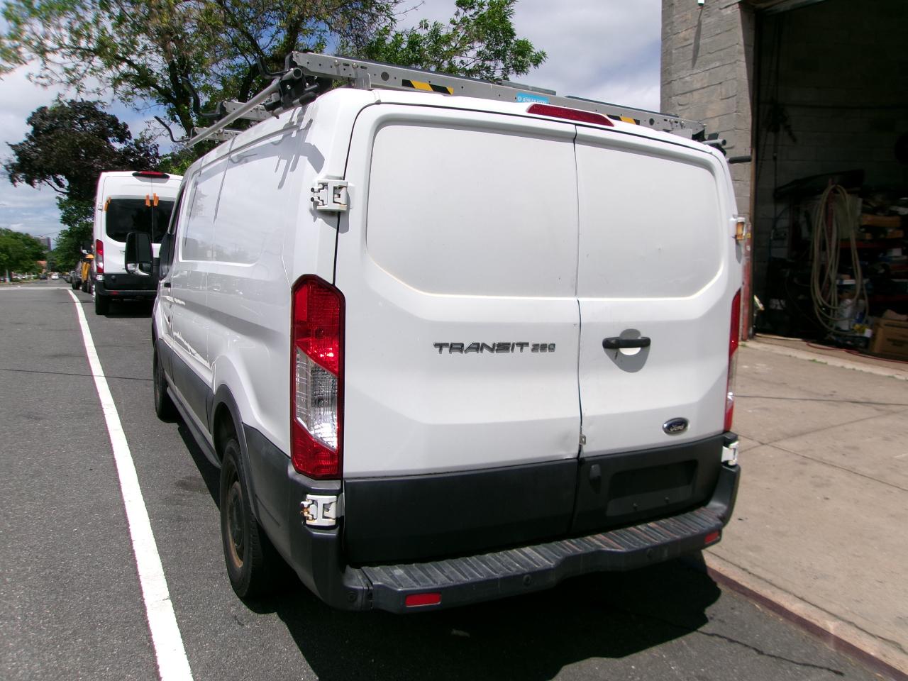 Ford Transit 250 Van Low Roof 60/40 Pass.130-in. WB 2017