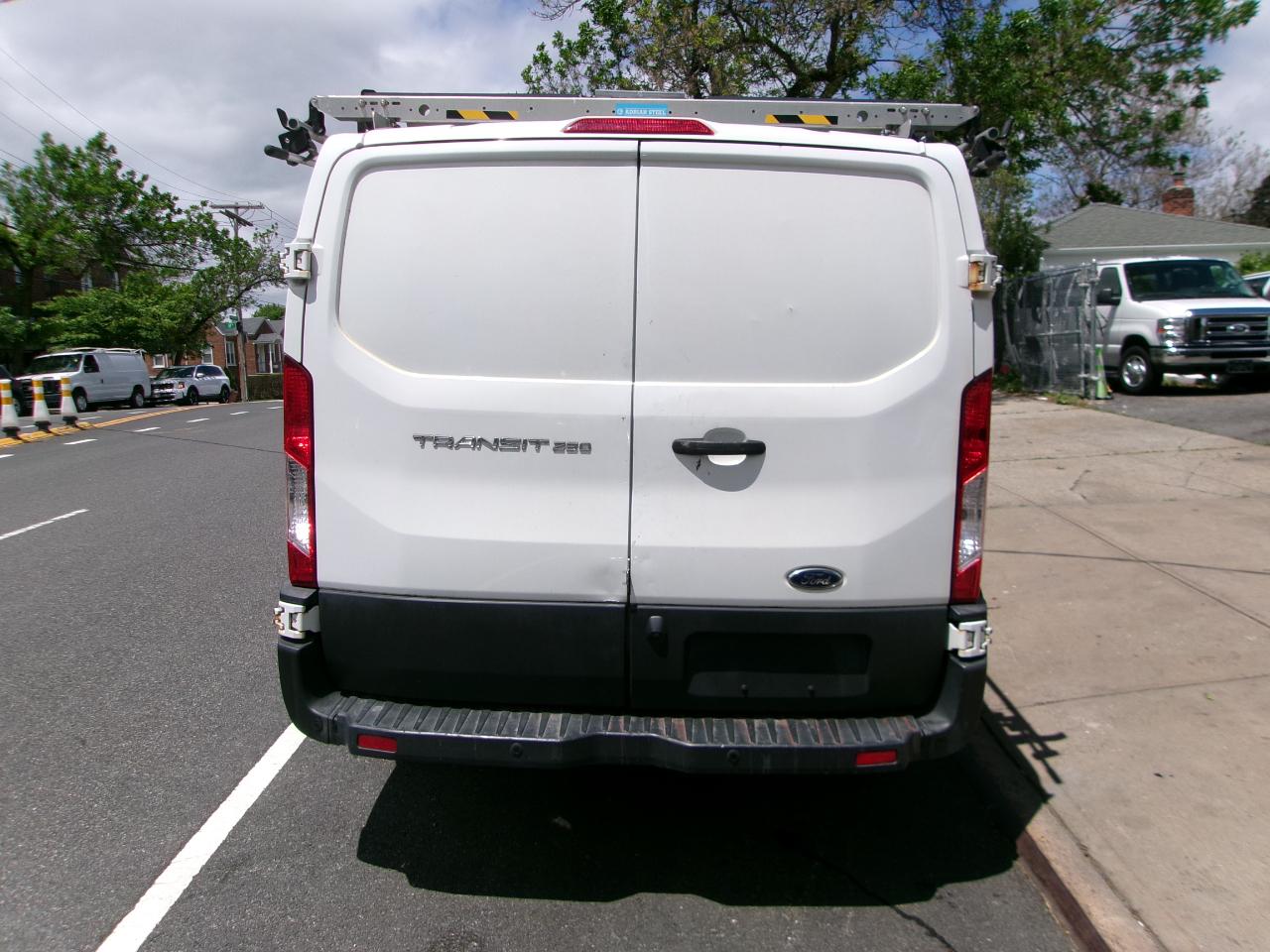 Ford Transit 250 Van Low Roof 60/40 Pass.130-in. WB 2017