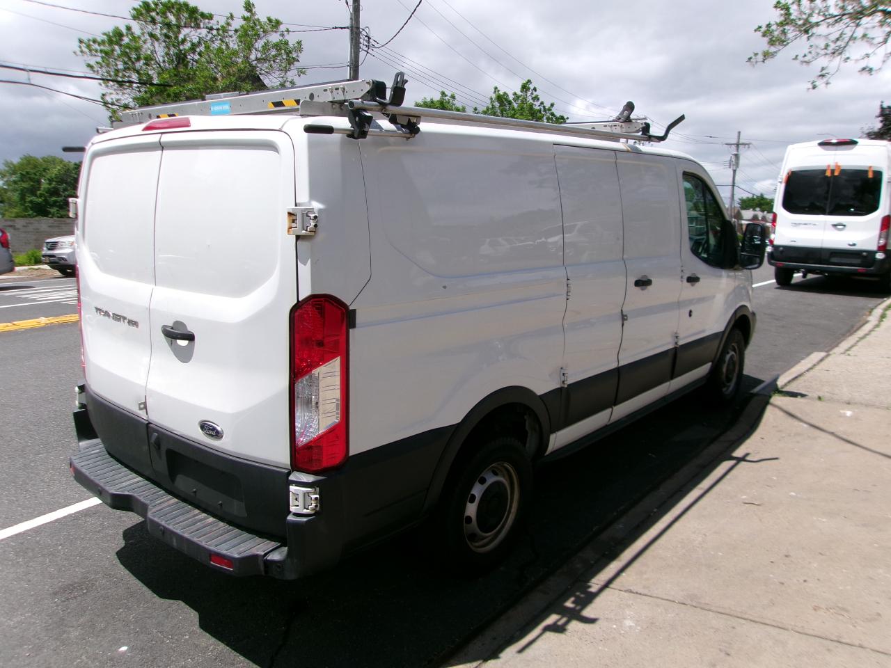 Ford Transit 250 Van Low Roof 60/40 Pass.130-in. WB 2017