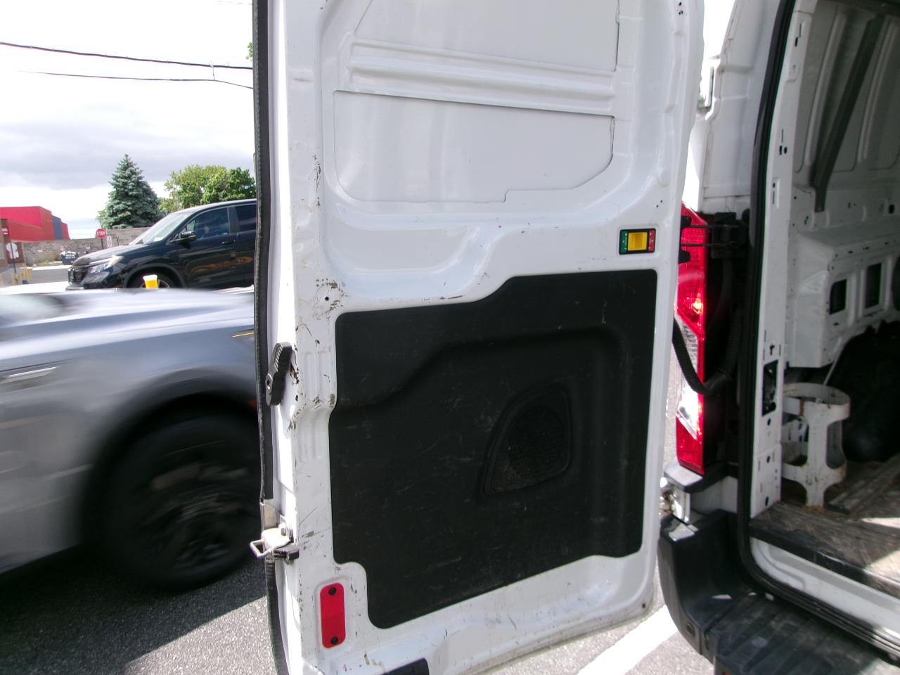 Ford Transit 250 Van Low Roof 60/40 Pass.130-in. WB 2017
