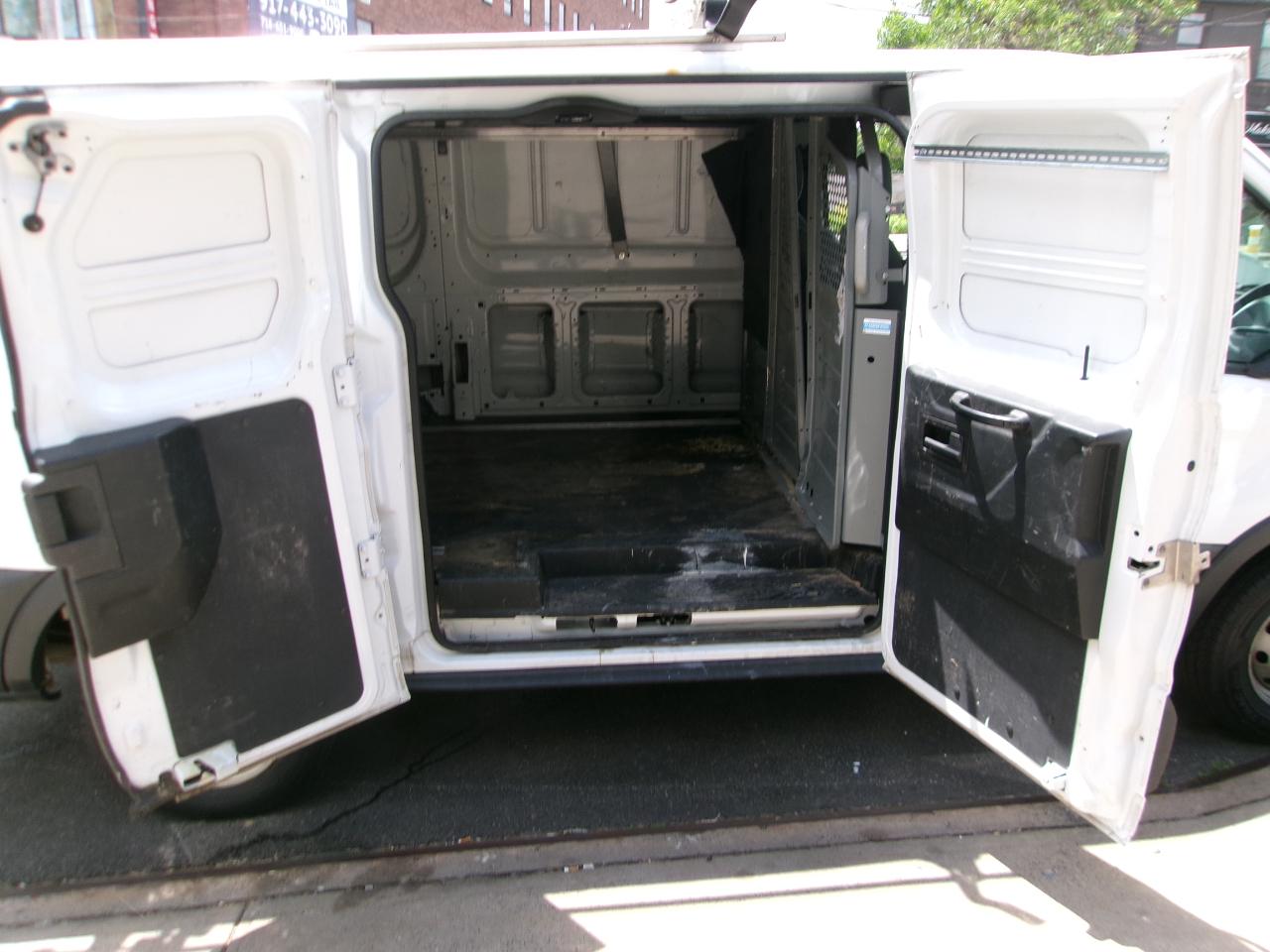 Ford Transit 250 Van Low Roof 60/40 Pass.130-in. WB 2017