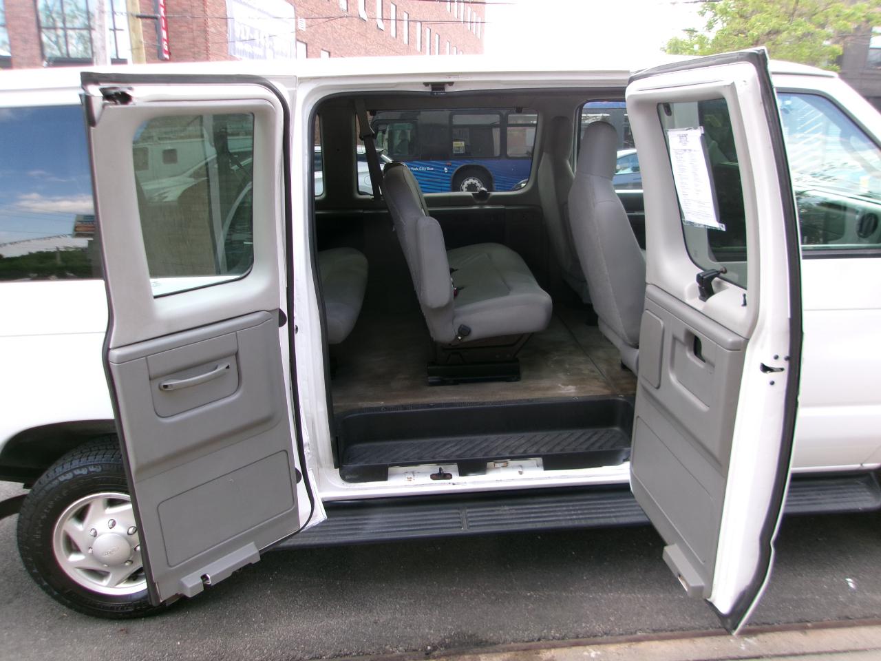 Ford Econoline E-350 XL Super Duty 2013