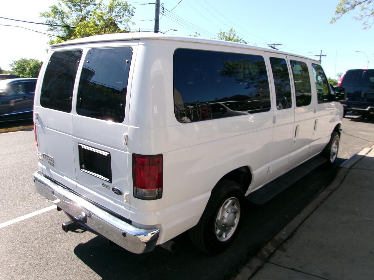 Ford Econoline E-350 XLT Super Duty 2014