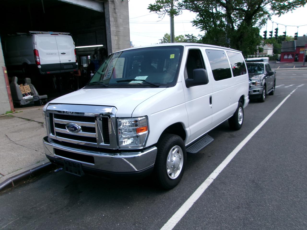 Ford Econoline E-350 XLT Super Duty 2014