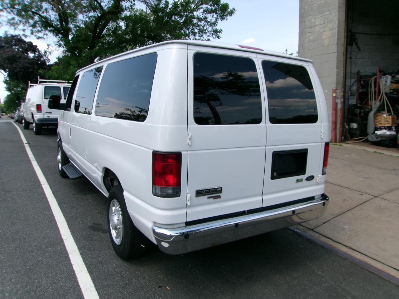 Ford Econoline E-350 XLT Super Duty 2014