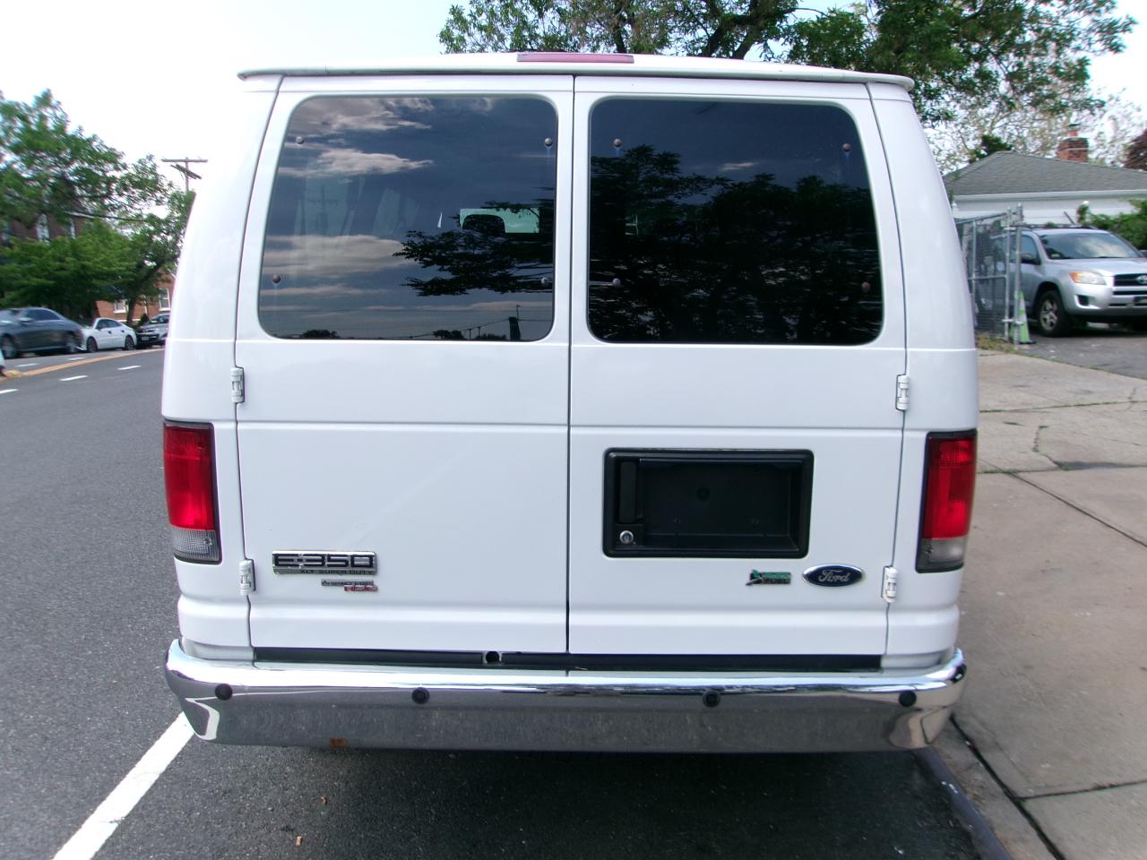 Ford Econoline E-350 XLT Super Duty 2014