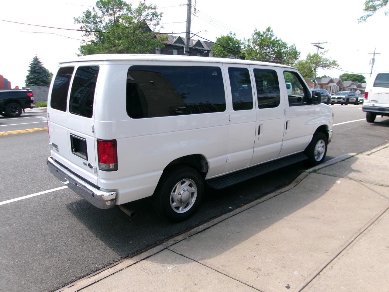 Ford Econoline E-350 XLT Super Duty 2014