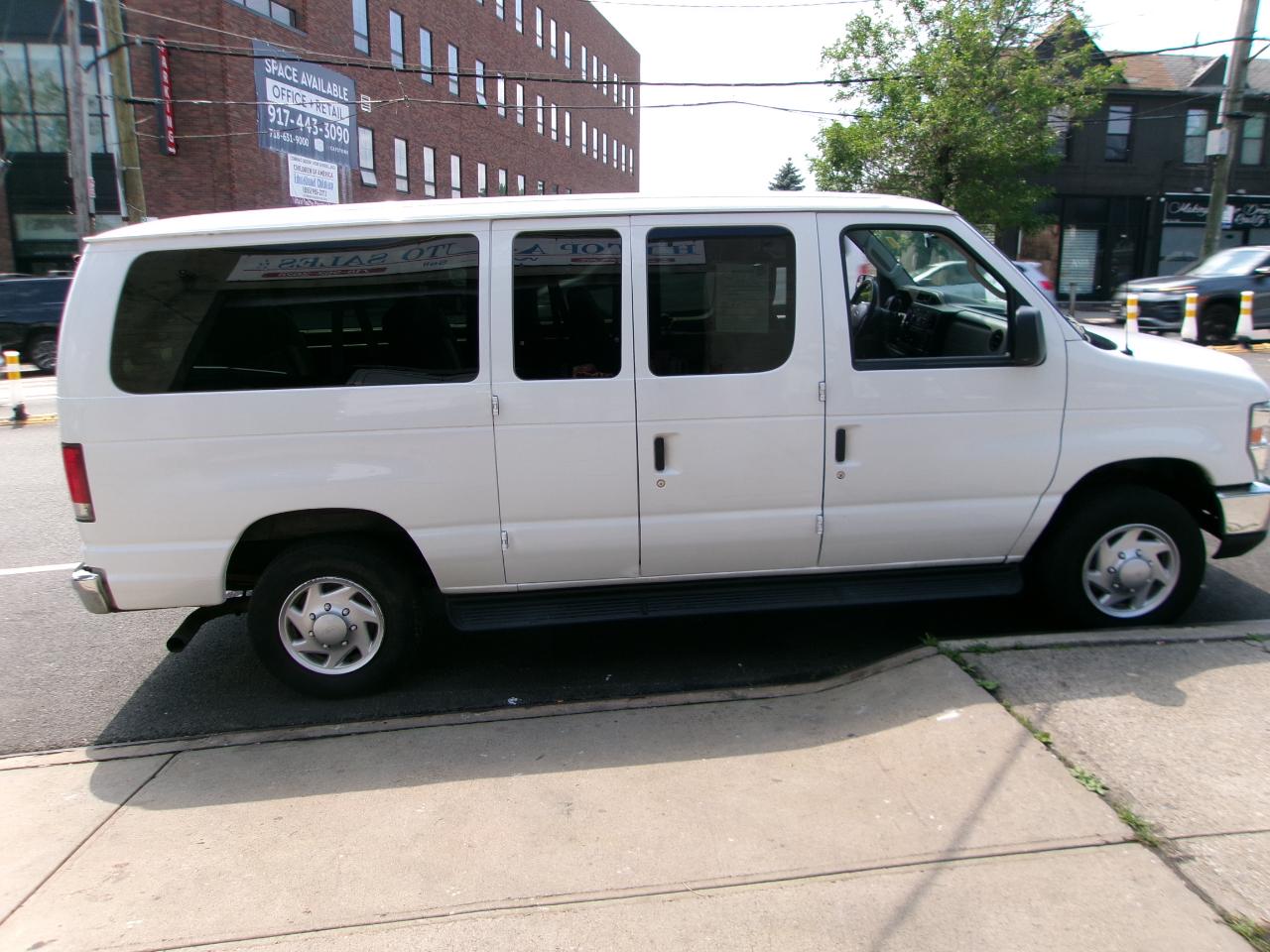 Ford Econoline E-350 XLT Super Duty 2014