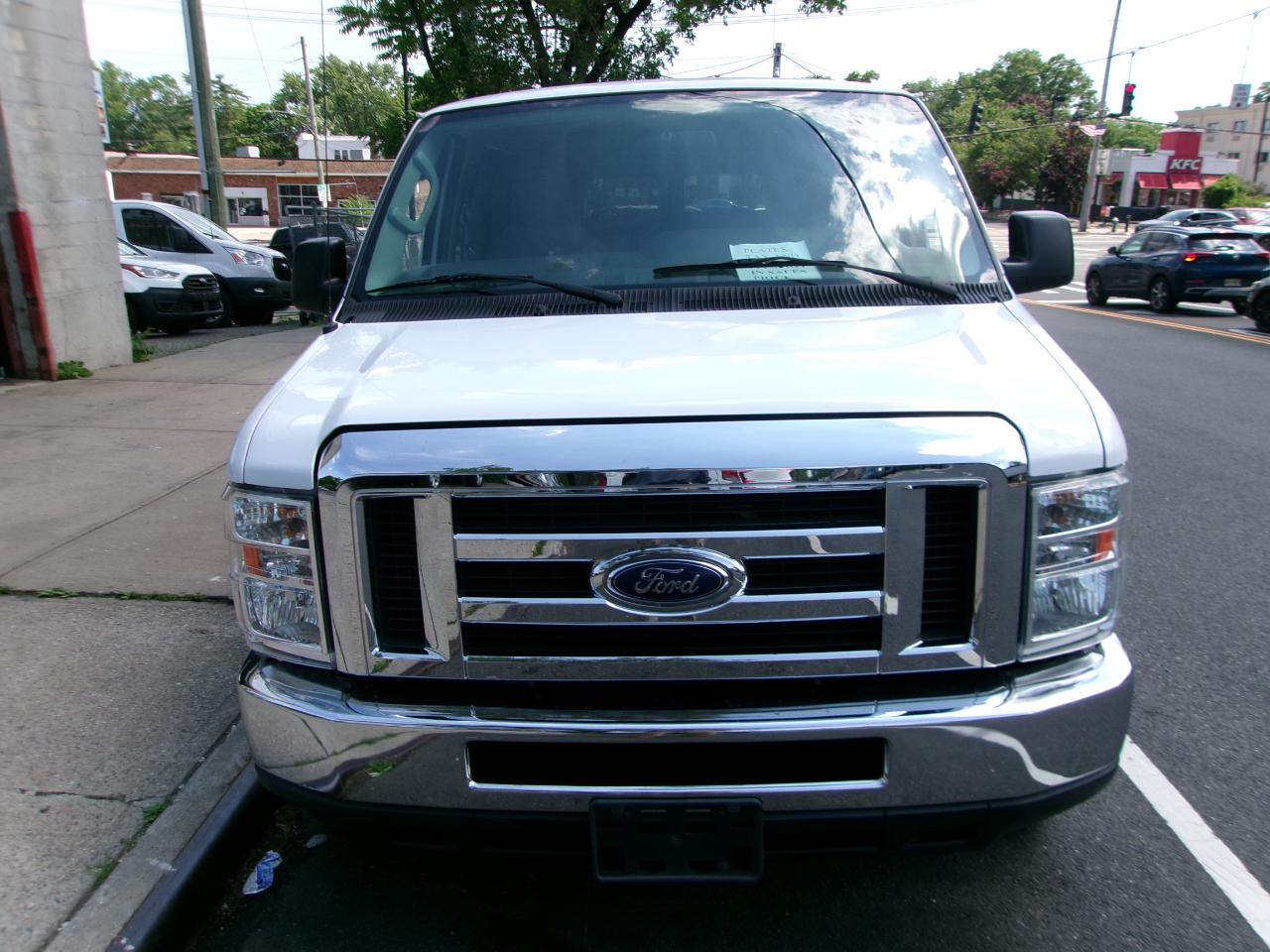 Ford Econoline E-350 XLT Super Duty 2014