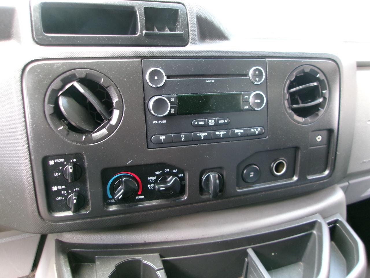 Ford Econoline E-350 XLT Super Duty 2014