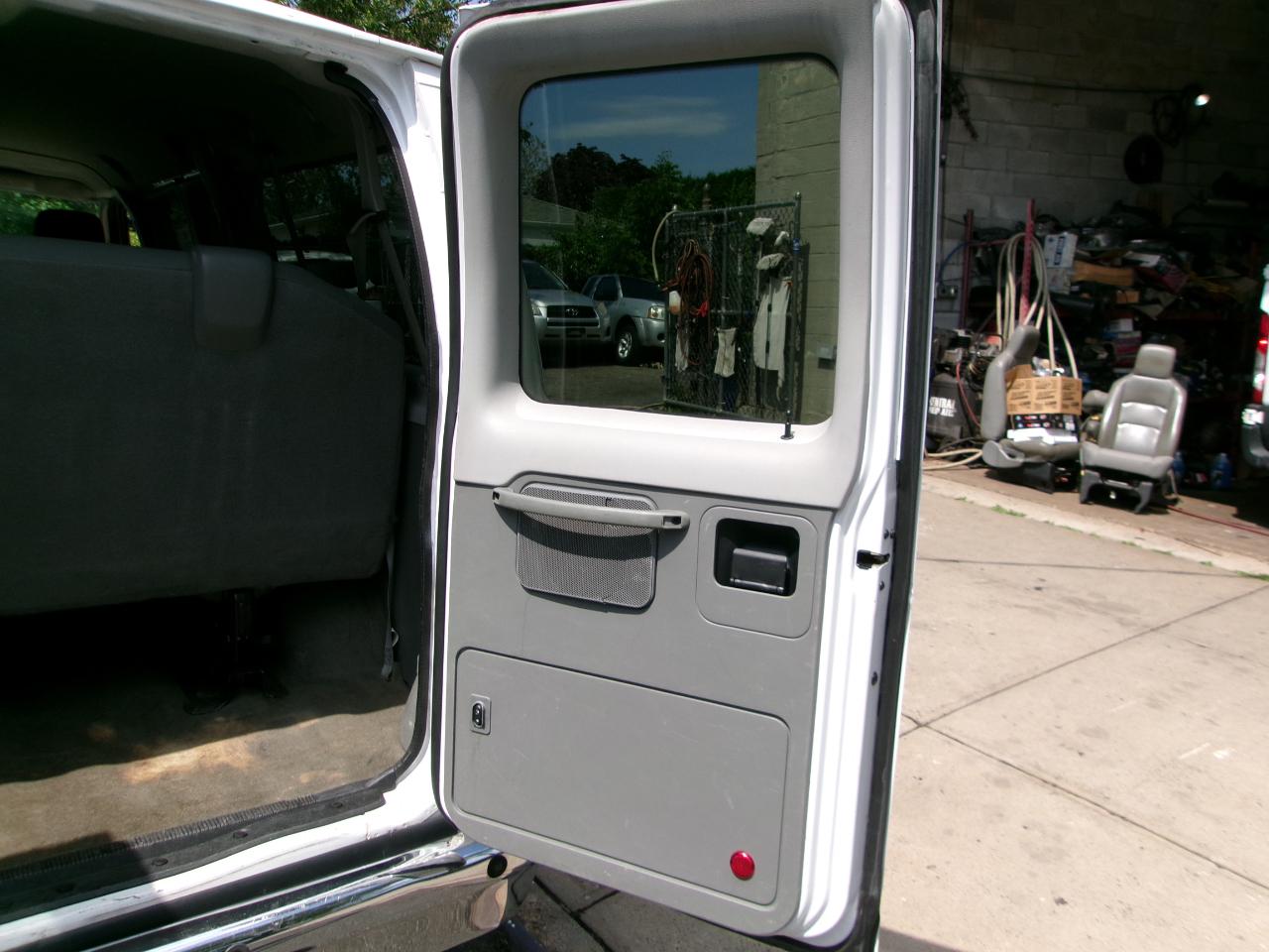Ford Econoline E-350 XLT Super Duty 2014