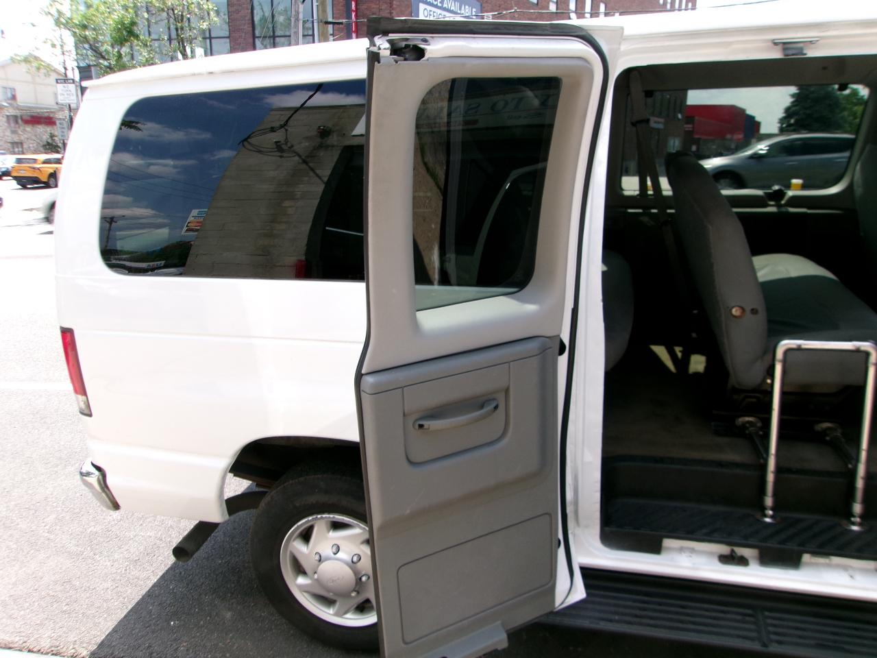 Ford Econoline E-350 XLT Super Duty 2014