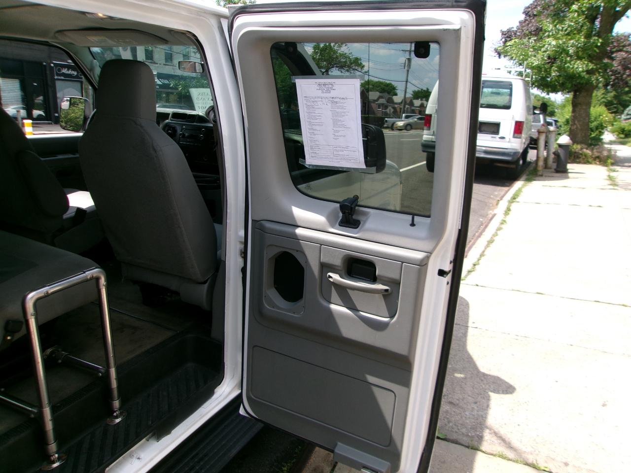 Ford Econoline E-350 XLT Super Duty 2014