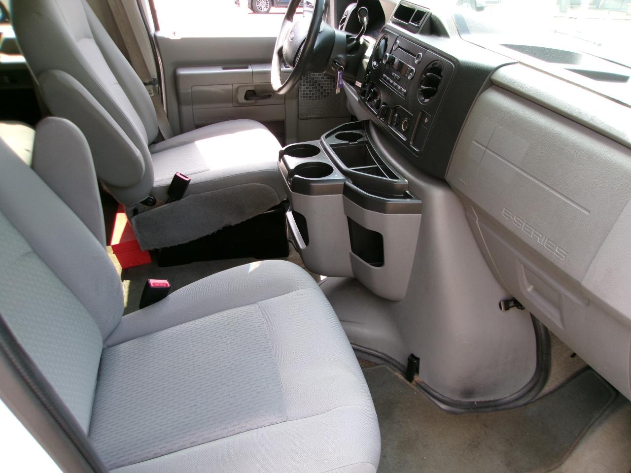 Ford Econoline E-350 XLT Super Duty 2014