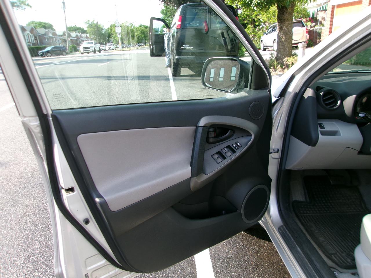 Toyota RAV4 Base I4 4WD 2011